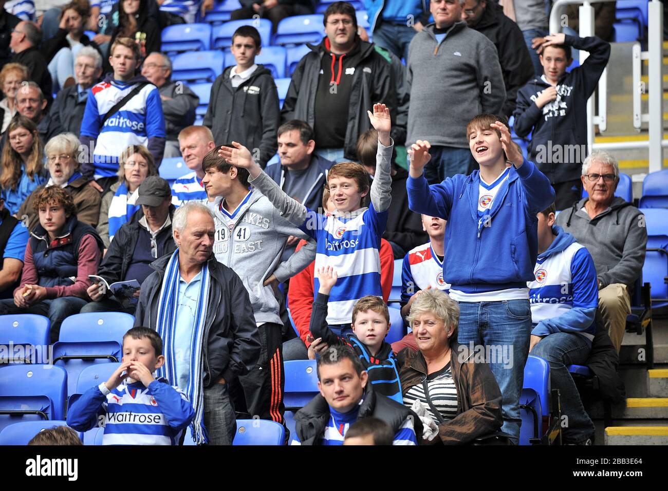 Les fans de lecture dans les stands du Madejski Stadium Banque D'Images