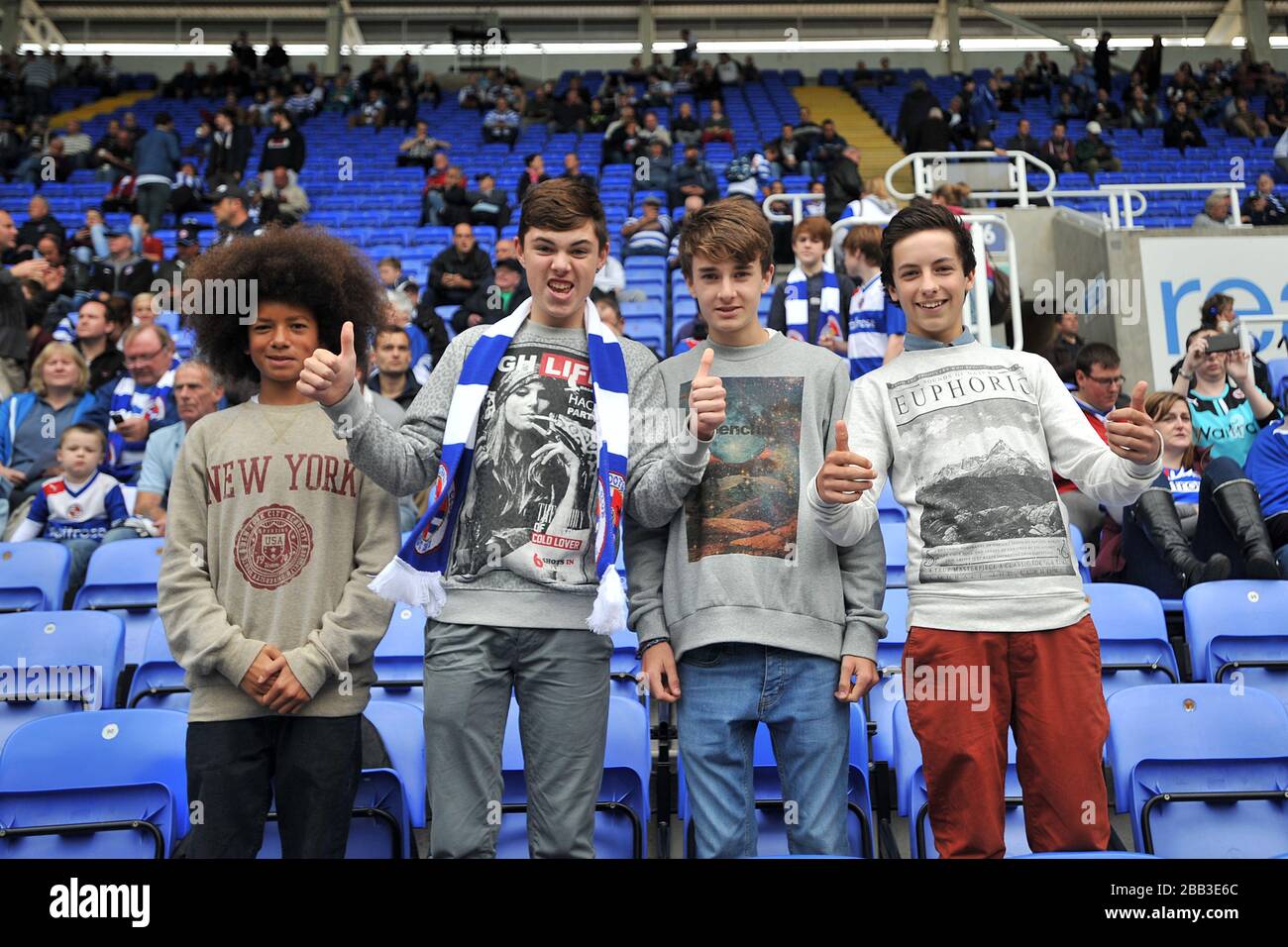 Les fans de lecture dans les stands du Madejski Stadium Banque D'Images