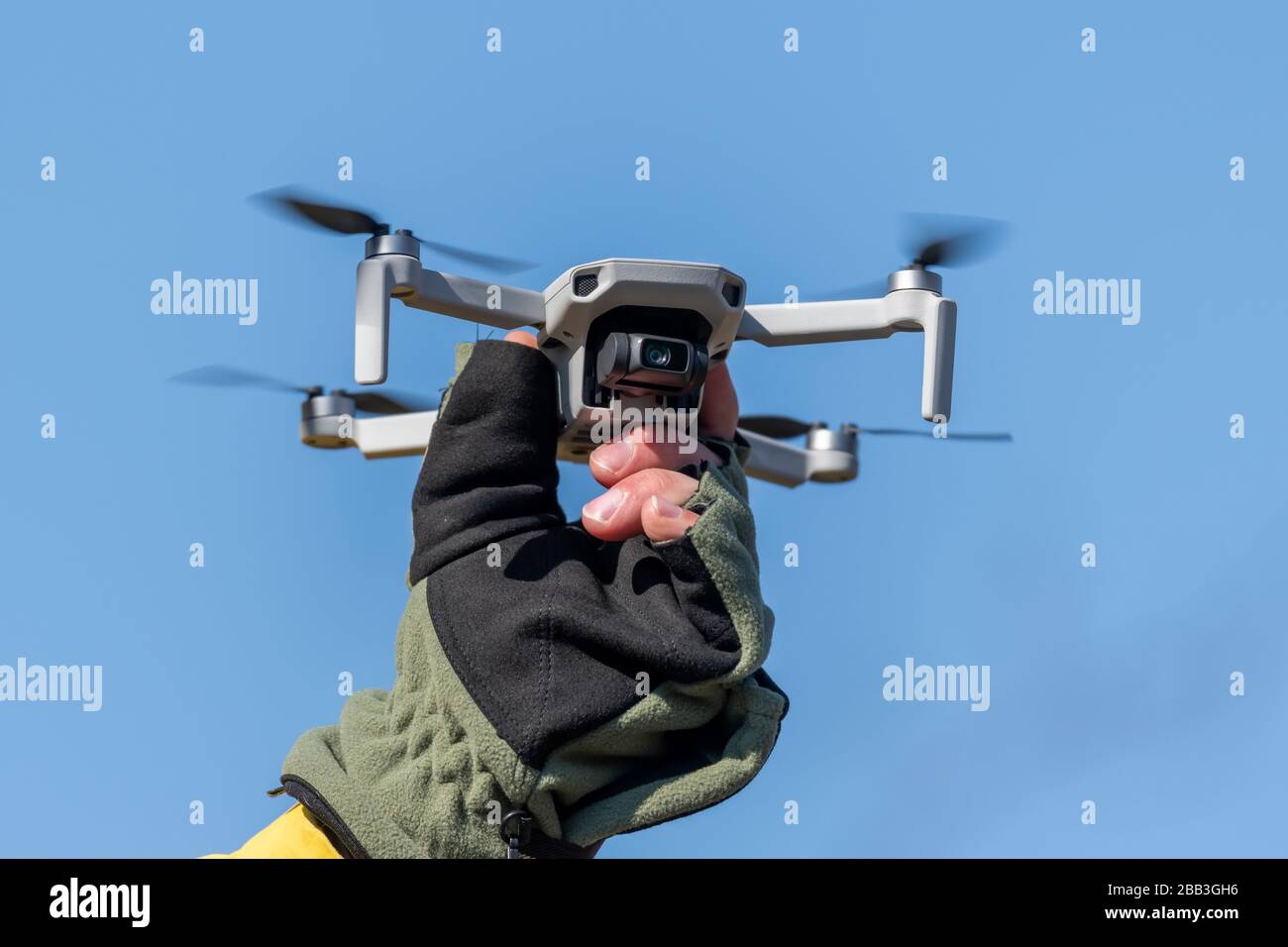Drone Quadcopter pendant le vol une journée ensoleillée sur fond bleu ciel Banque D'Images