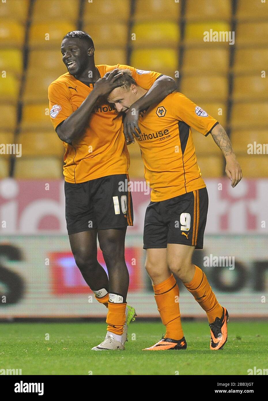 Le Leigh Griffiths de Wolverhampton Wanderers célèbre son but gagnant avec Bakary Sako. Banque D'Images