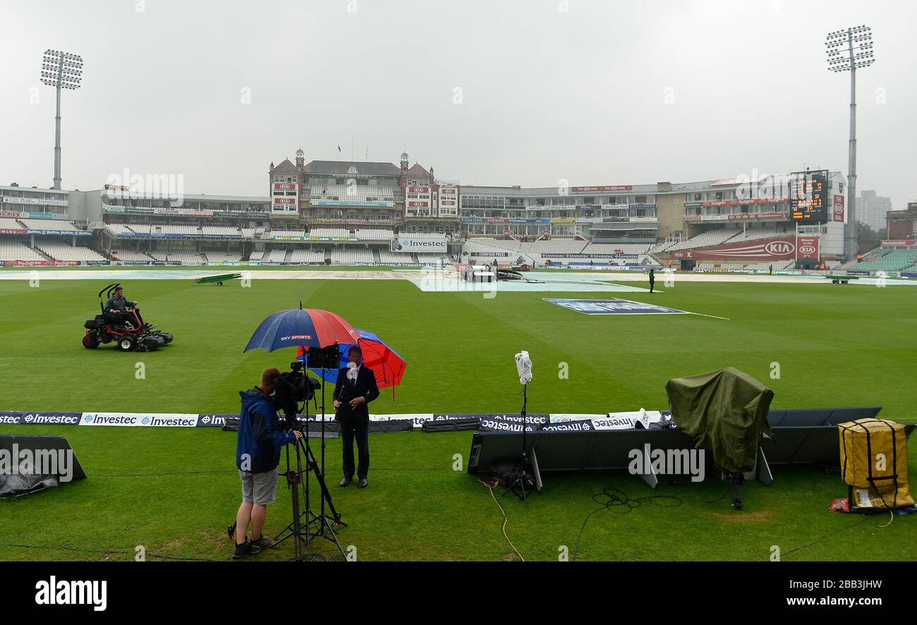 Les couvertures de pluie se trouvent sur le terrain le quatrième jour du cinquième test Ashes à l'ovale Kia Banque D'Images