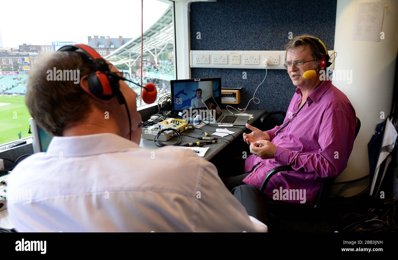 Paul Merton est interrogé par Jonathan Agnew de la BBC sur Test Match Special's 'de The Boundary's Edge' le quatrième jour du cinquième test Ashes à l'Oval Kia Banque D'Images