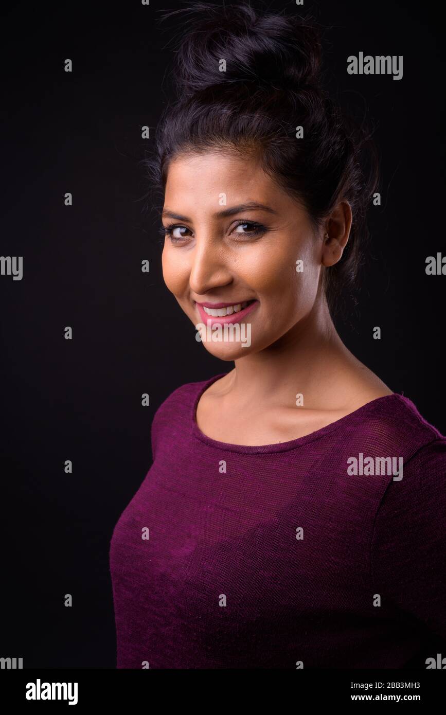 Visage de heureuse jeune belle femme indienne Banque D'Images