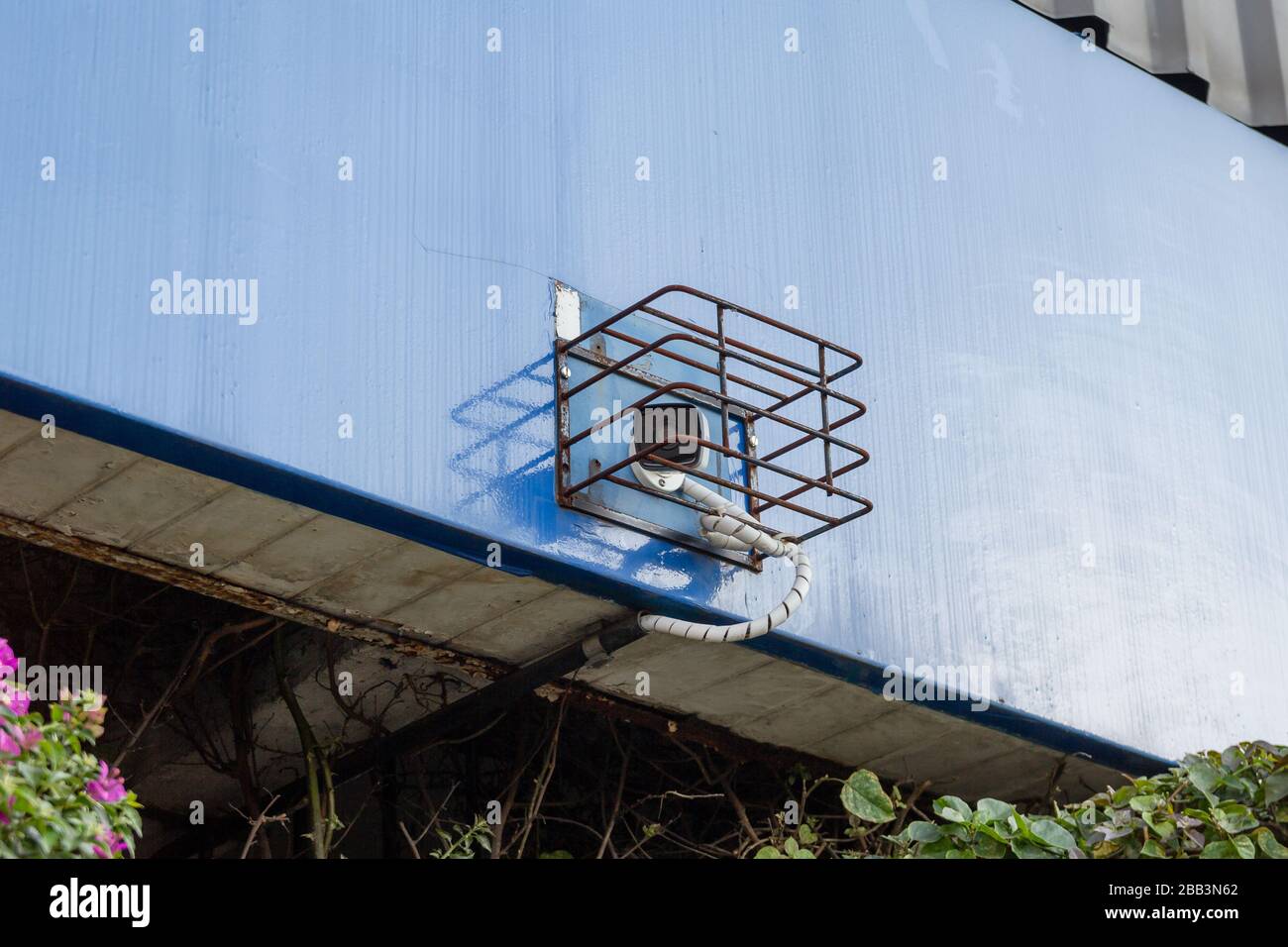 Caméra de sécurité à l'intérieur de la cage dans un endroit public