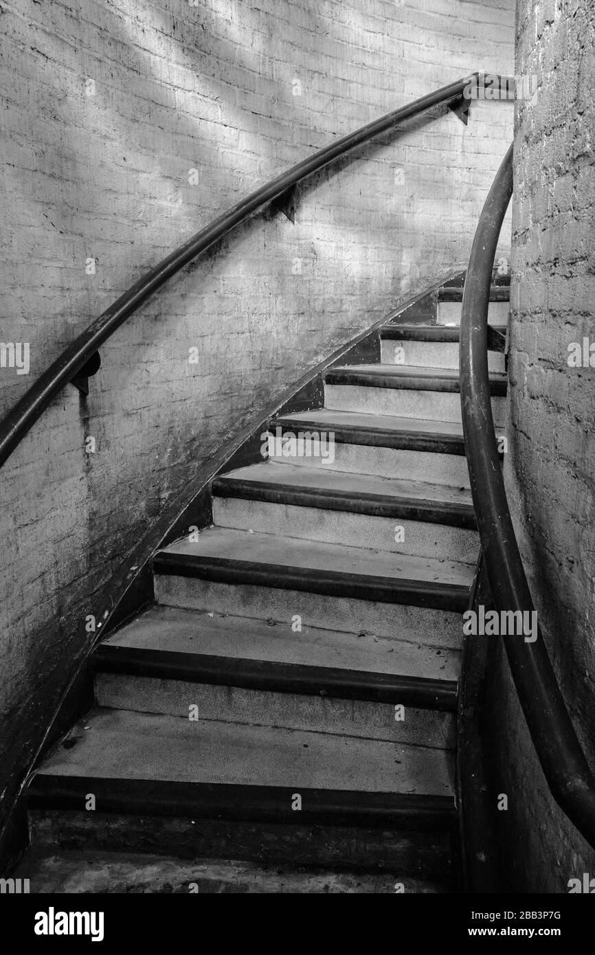 Un escalier municipal en colimaçon menant à un parking public. Cette image montre l'architecture municipale des années 1960. Banque D'Images