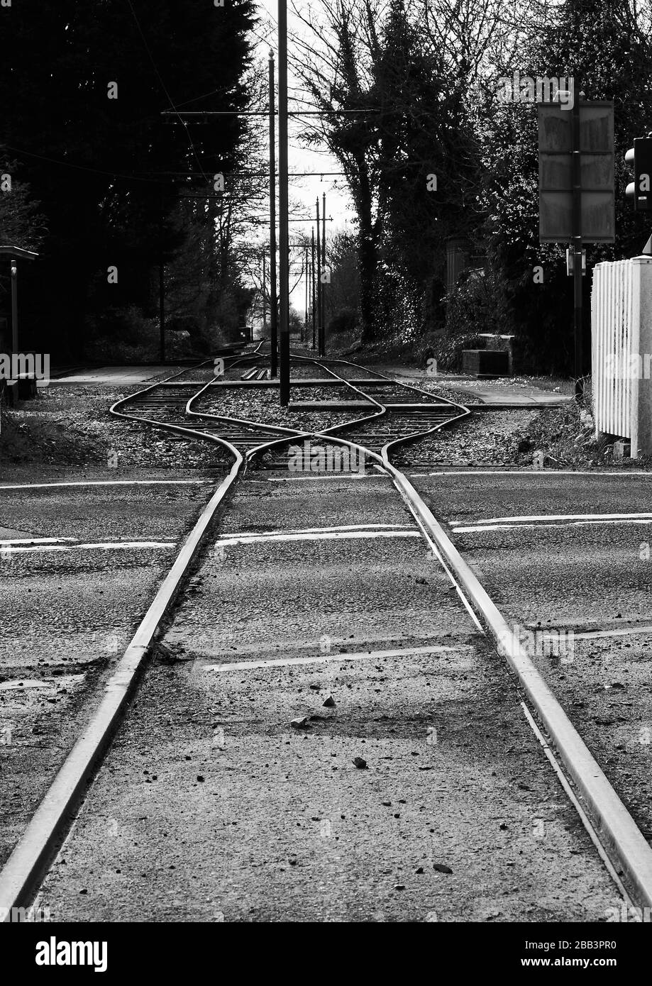 Voies ferrées allant à la distance montrant une perspective décroissante. Prise en monochrome pour ajouter de l'atmosphère. L'image illustre un voyage ou un désert. Banque D'Images