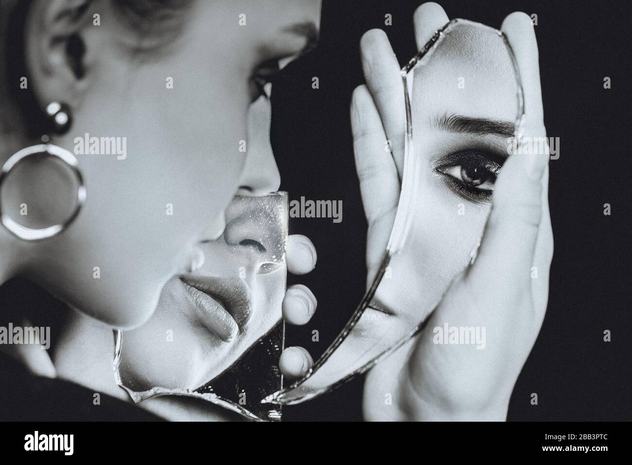 Femme avec miroir d'auto-image cassé sur fond noir, portrait noir et blanc  Photo Stock - Alamy