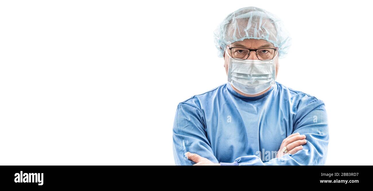 Médecin chirurgien spécialiste avec masque de visage isolé sur blanc. Banque D'Images