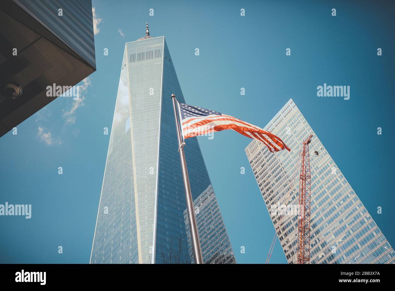 Drapeau américain devant le One World Trade Center Banque D'Images