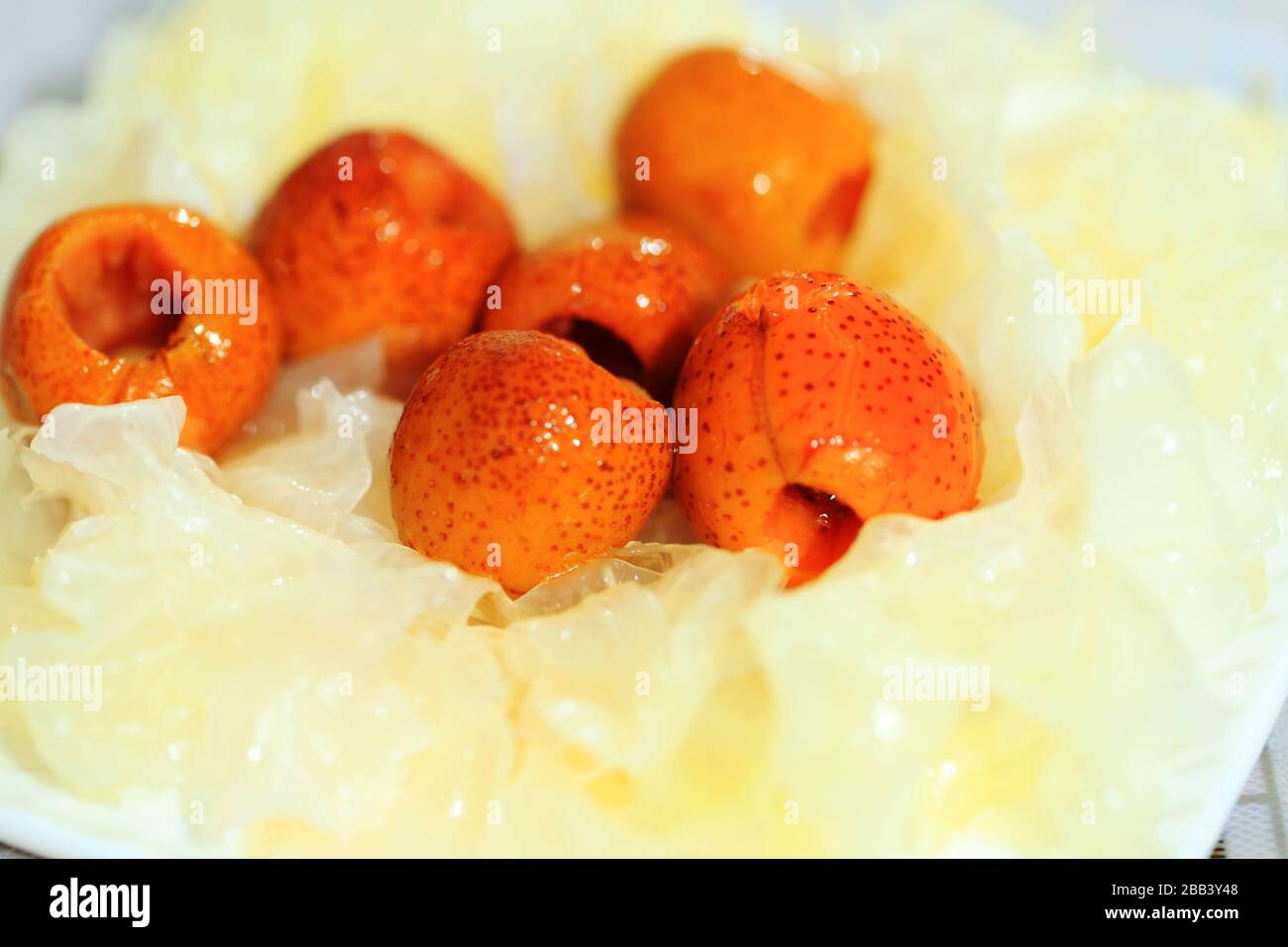 Salade de champignons blancs et d'aubépine, collation chinoise Banque D'Images