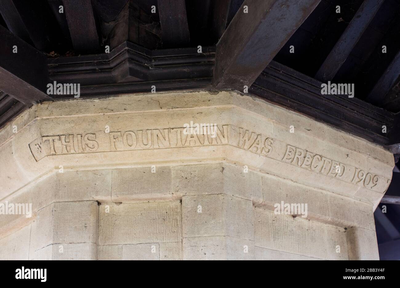 Fontaine à boire dans les jardins de Kensington érigés en décembre 1909; l'architecte Alfred Nutt; à la mémoire d'un fils bien-aimé et d'un qui aimait les petits enfants Banque D'Images