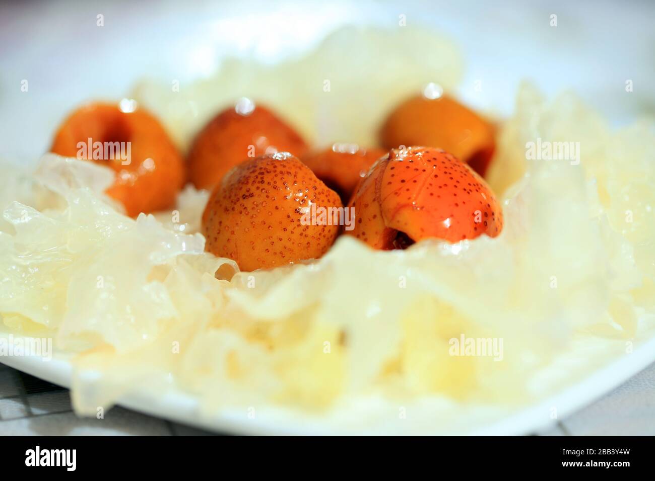 Salade de champignons blancs et d'aubépine, collation chinoise Banque D'Images