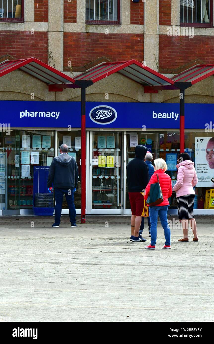 Clegedon, Somerset Nord, Royaume-Uni. 30 mars 2020. Verrouillage du virus britannique covid-19. Les gens qui se sont enfile en dehors de Boots pharmacie nouveau guide du gouvernement lignes éminentes. Crédit photo Robert Timoney/Alay/Live/News. Banque D'Images