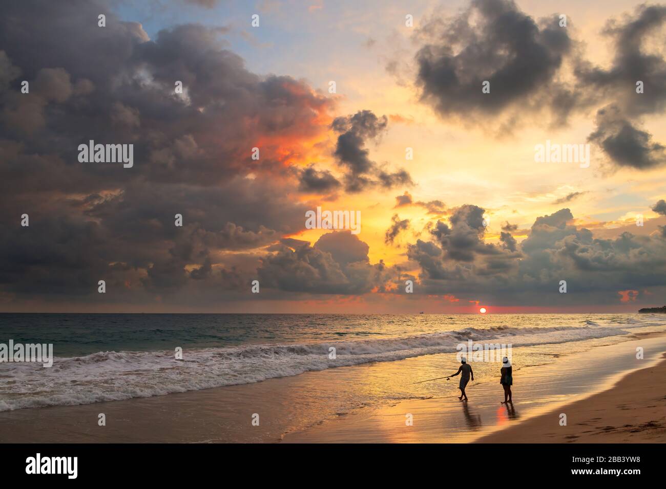 Au crépuscule, un couple de poissons, que le soleil tombe au-dessous de l'horizon à Koggala Beach dans la province du sud du Sri Lanka. Banque D'Images