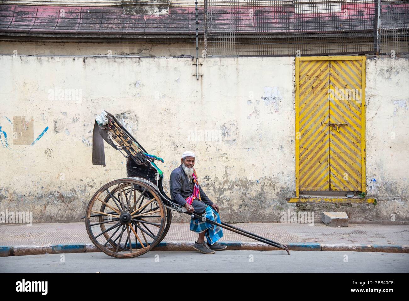 Main tiré riksja à Calcutta, Inde Banque D'Images