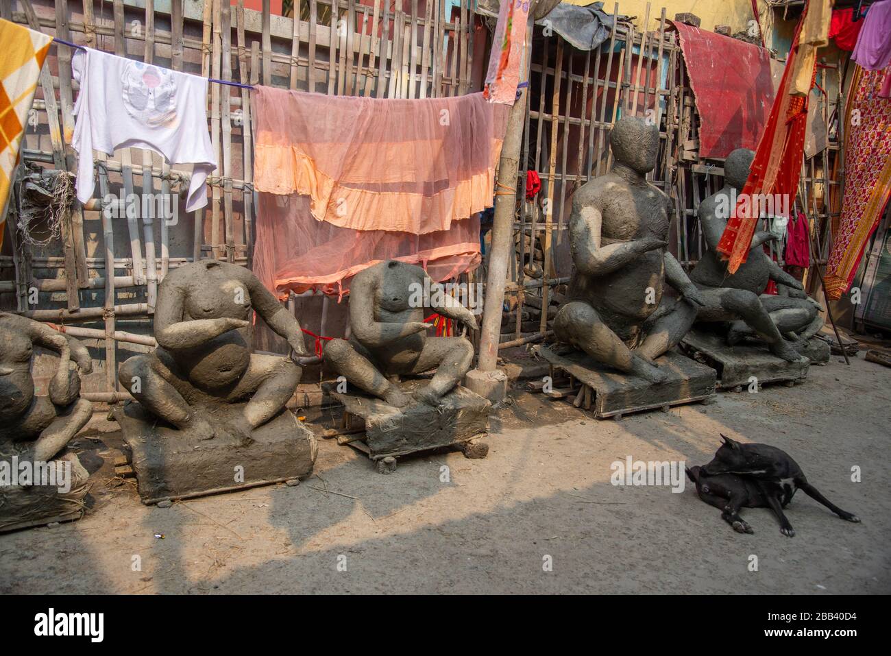 Statues en argile faites à la main dans le district de Kumartuli à Calcutta, en Inde Banque D'Images