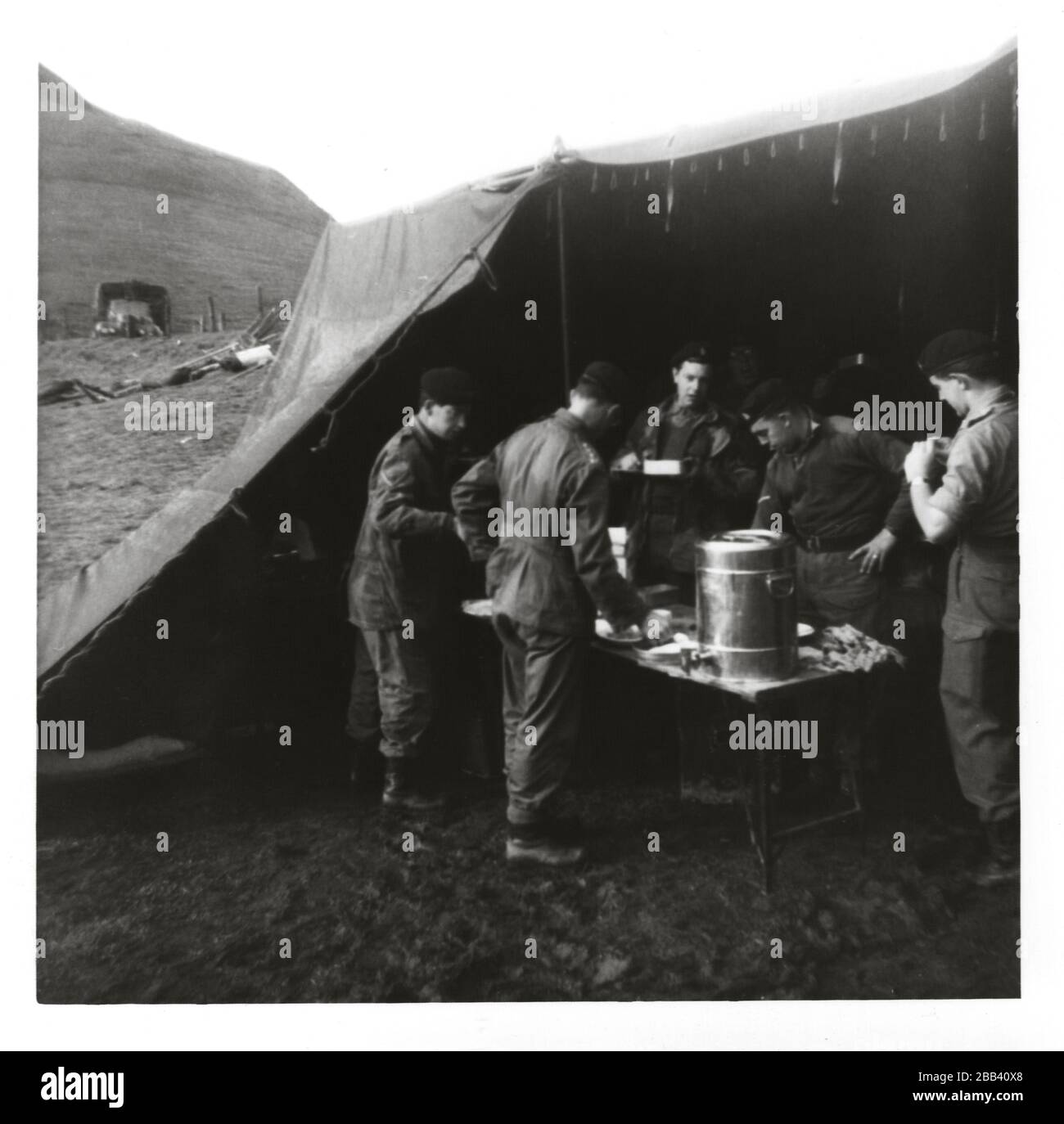 Soldats de l'Armée territoriale au camp annuel des années 1960 Banque D'Images