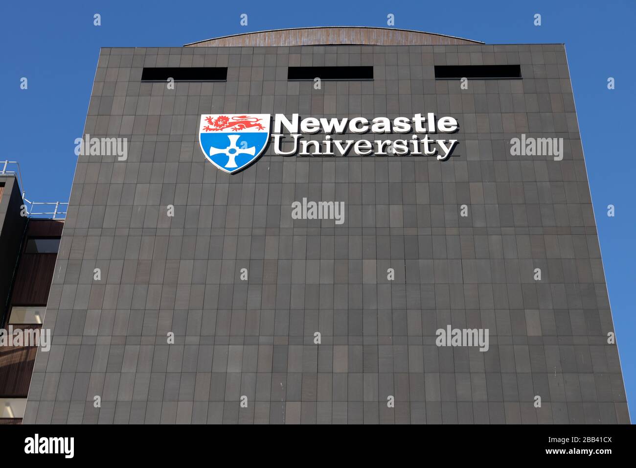 Newcastle upon Tyne/UK - 8 janvier 2020 : logo de l'université de Newcastle énorme sur le côté du bâtiment, par une journée ensoleillée avec ciel bleu Banque D'Images