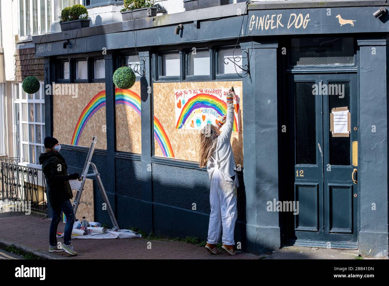 « Community Spirit » à Brighton tandis que des affiches célébrant le NHS et les principaux travailleurs sont collées à un pub embarqué à Kemptown, Brighton, tout en gardant « S » Banque D'Images