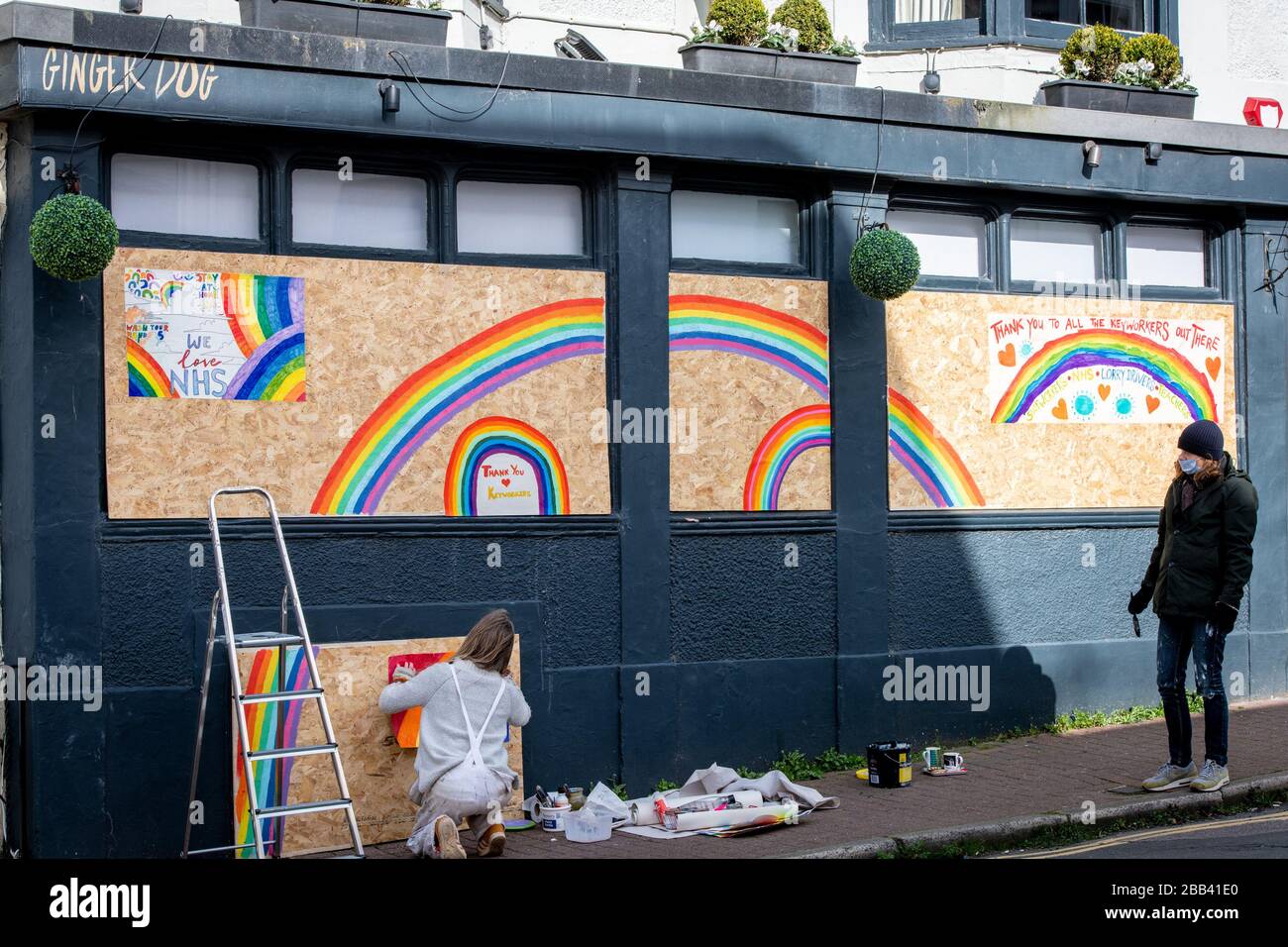 « Community Spirit » à Brighton tandis que des affiches célébrant le NHS et les principaux travailleurs sont collées à un pub embarqué à Kemptown, Brighton, tout en gardant « S » Banque D'Images