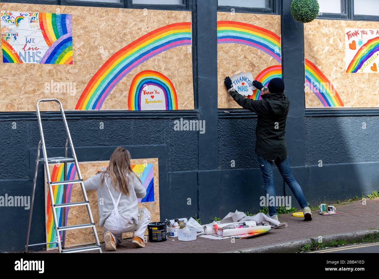 « Community Spirit » à Brighton tandis que des affiches célébrant le NHS et les principaux travailleurs sont collées à un pub embarqué à Kemptown, Brighton, tout en gardant « S » Banque D'Images