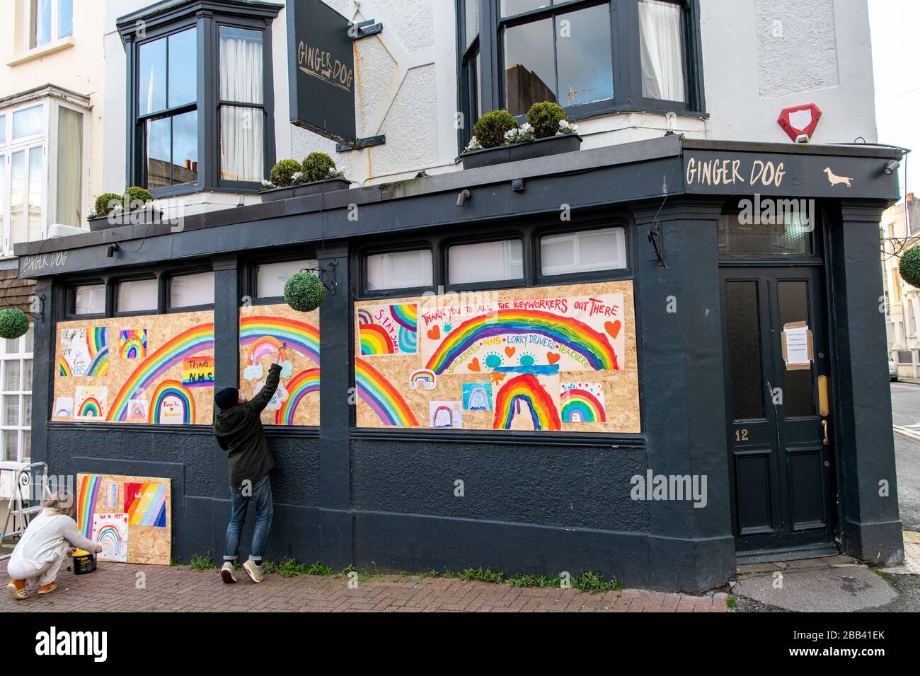 « Community Spirit » à Brighton tandis que des affiches célébrant le NHS et les principaux travailleurs sont collées à un pub embarqué à Kemptown, Brighton, tout en gardant « S » Banque D'Images