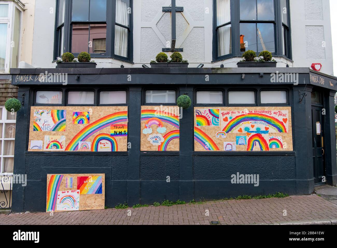 « Community Spirit » à Brighton tandis que des affiches célébrant le NHS et les principaux travailleurs sont collées à un pub embarqué à Kemptown, Brighton, tout en gardant « S » Banque D'Images