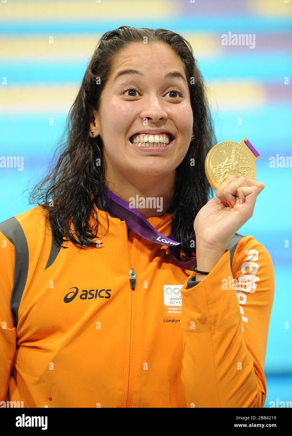 Ranomi Kromowidjojo, aux Pays-Bas, célèbre avec sa médaille d'or après avoir remporté la finale Freestyle de 100 m pour Femme au centre aquatique du parc olympique de Londres. Banque D'Images