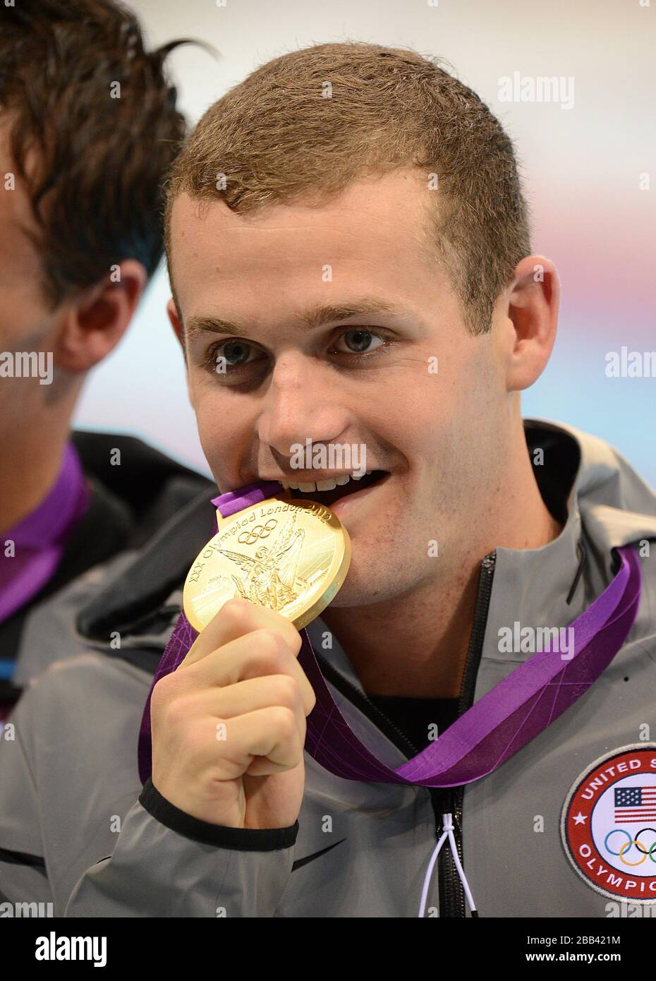 Tyler Clary aux États-Unis célèbre sa médaille d'or après avoir remporté la finale de course arrière de 200 m pour Homme au centre aquatique du parc olympique de Londres. Banque D'Images