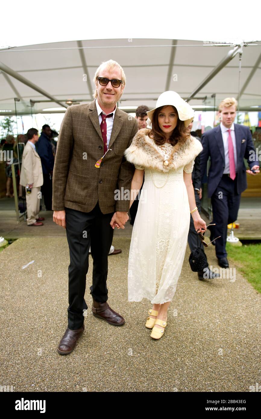 Rhys Ifans (l) et Anna Friel ont vu le jour des dames à l'hippodrome de Goodwood Banque D'Images