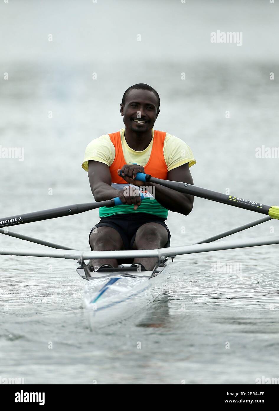Hamadou Djibo Issaka du Niger sourit à la foule lorsqu'il finit dans les mouettes individuelles des hommes au cours du quatrième jour des Jeux Olympiques de Londres 2012. Banque D'Images