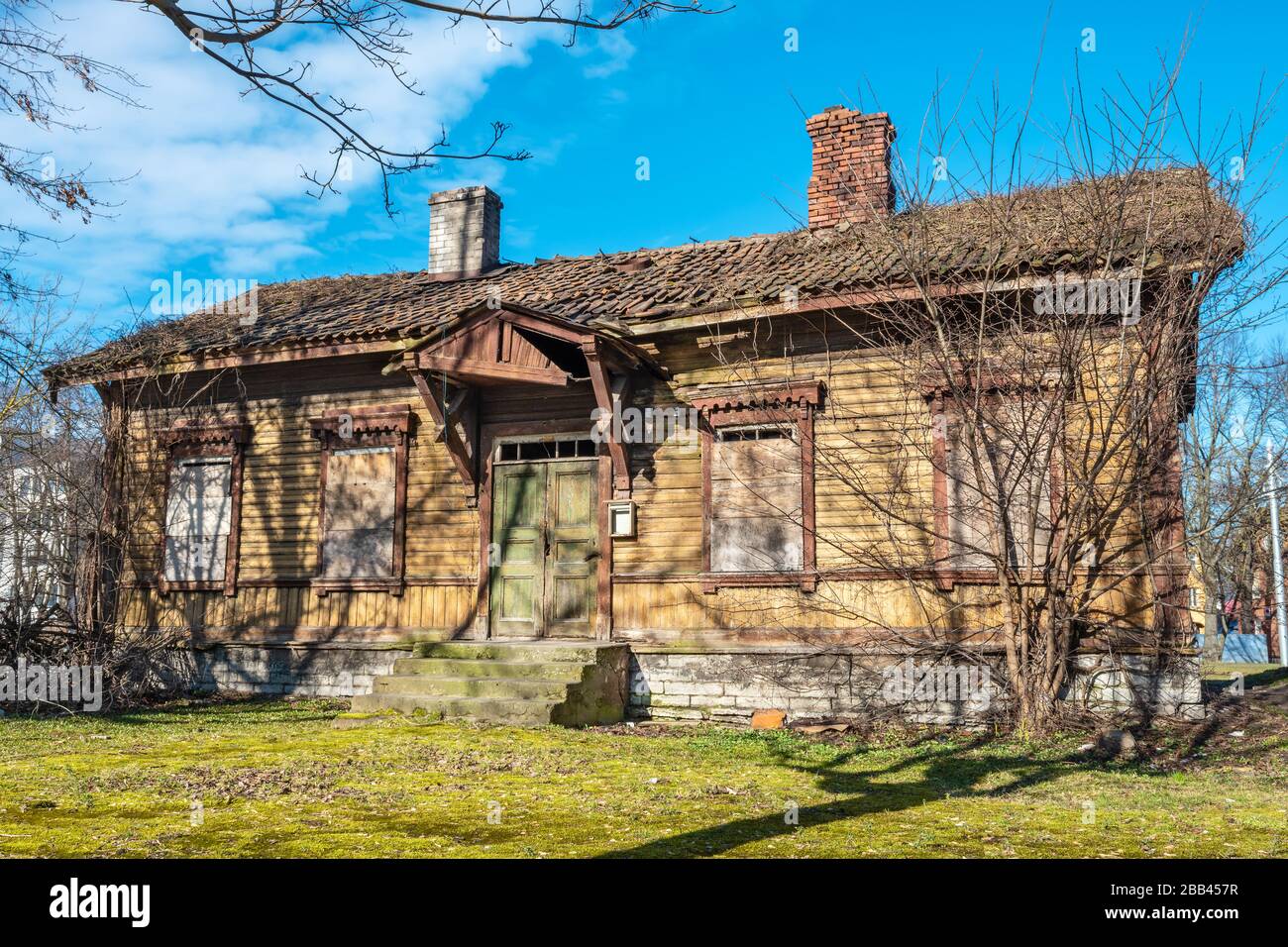 Vue sur la vieille maison en bois abandonnée à Tallinn, Estonie, Europe Banque D'Images