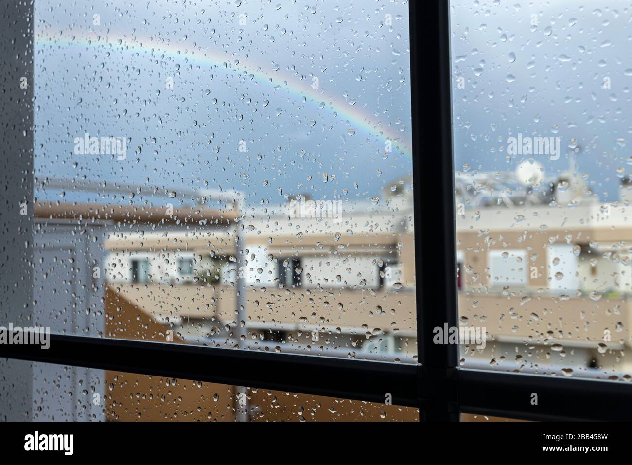 Rainbow et des gouttes de pluie sur les portes du patio, Playa San Juan, Tenerife, îles Canaries, Espagne. Banque D'Images