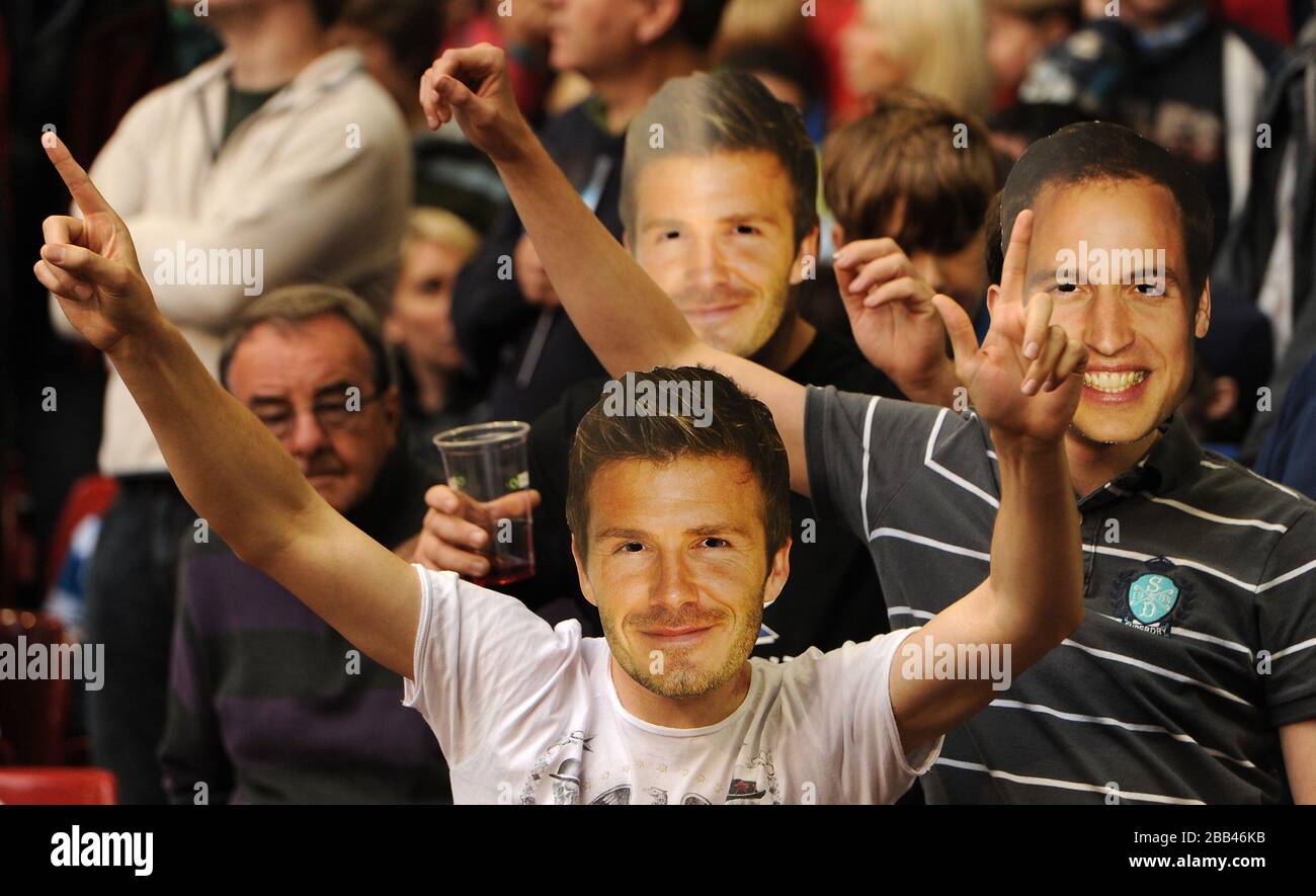 Les fans de Grande-Bretagne portant des masques David Beckam et Prince William dans les tribunes avant le match entre la Grande-Bretagne et l'Uruguay au Millennium Stadium Banque D'Images