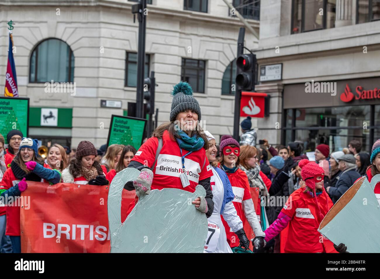 La Croix-Rouge britannique à la procession du Seigneur maire de Londres Banque D'Images