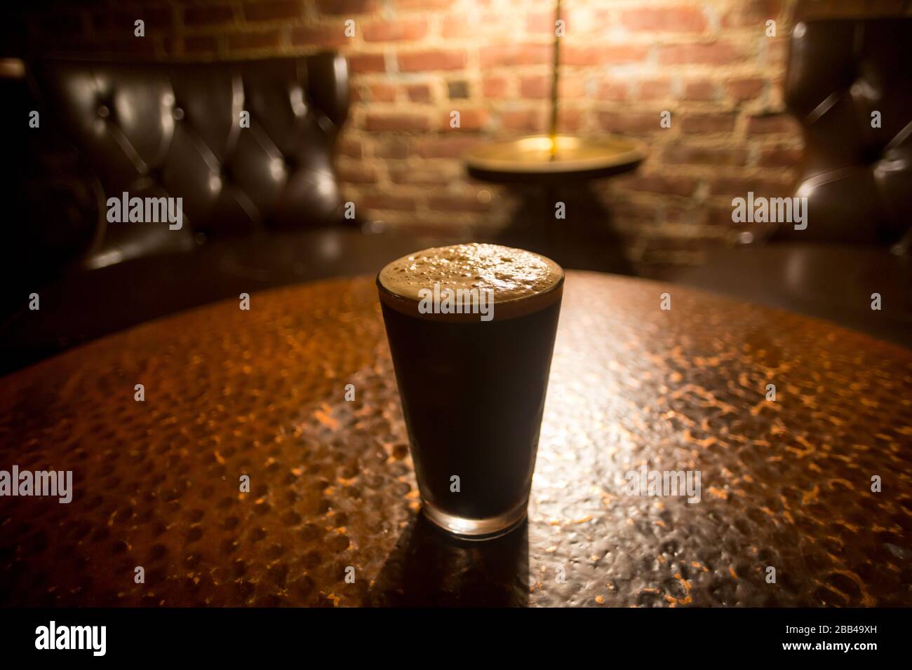 Un tout frais repose sur une table dans un pub irlandais. Banque D'Images