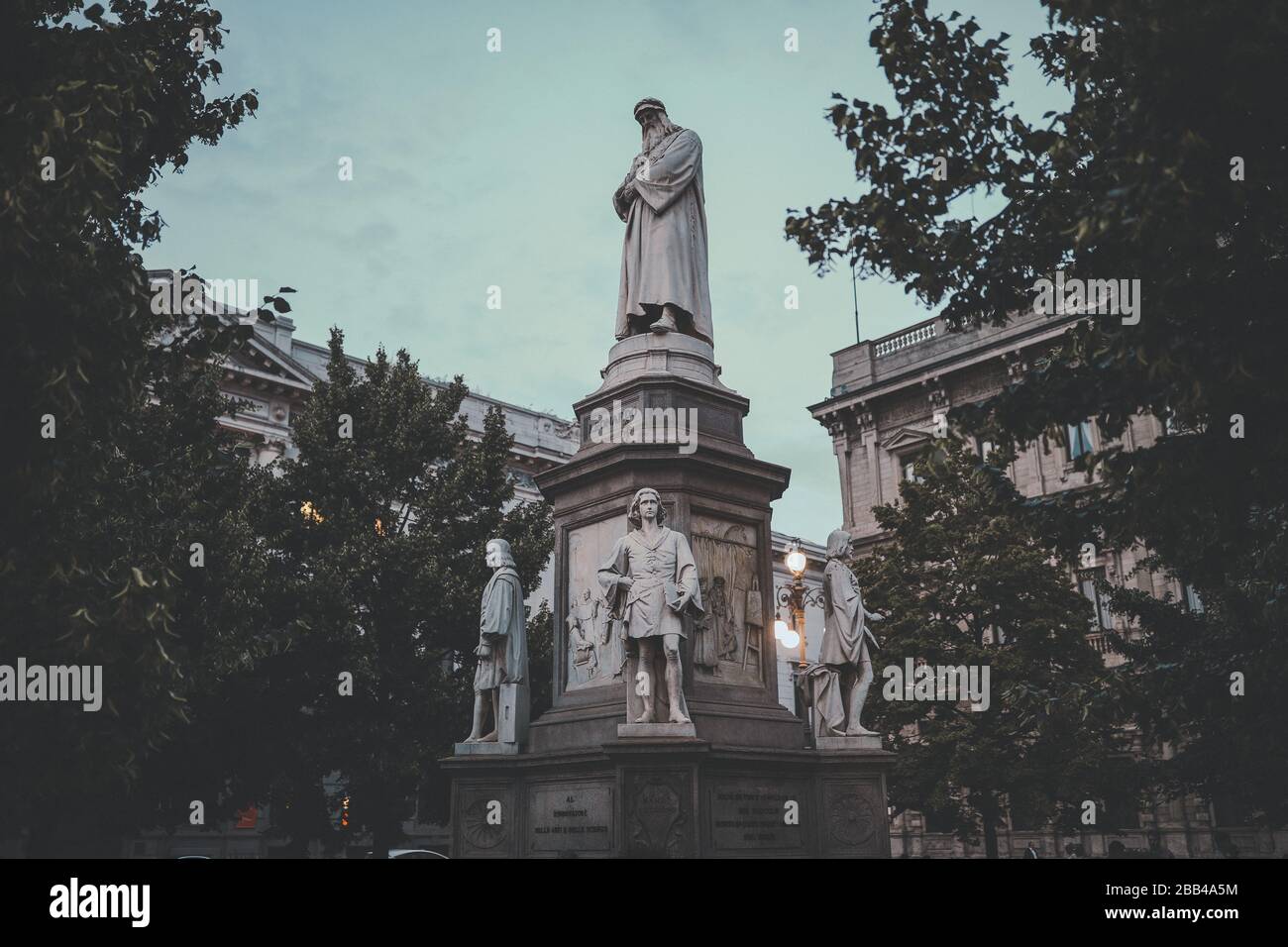 Statue de Léonard sur la Piazza della Scala réalisée par Pietro Magni Banque D'Images