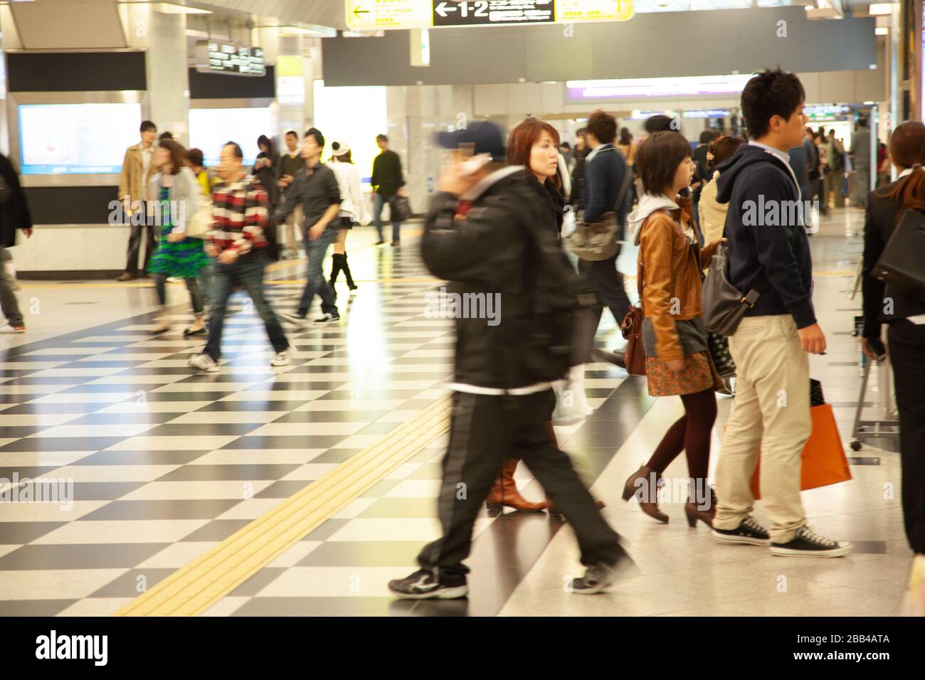 Les voyageurs se rendent à la gare et au centre commercial d'Osaka, Osaka Japon Banque D'Images