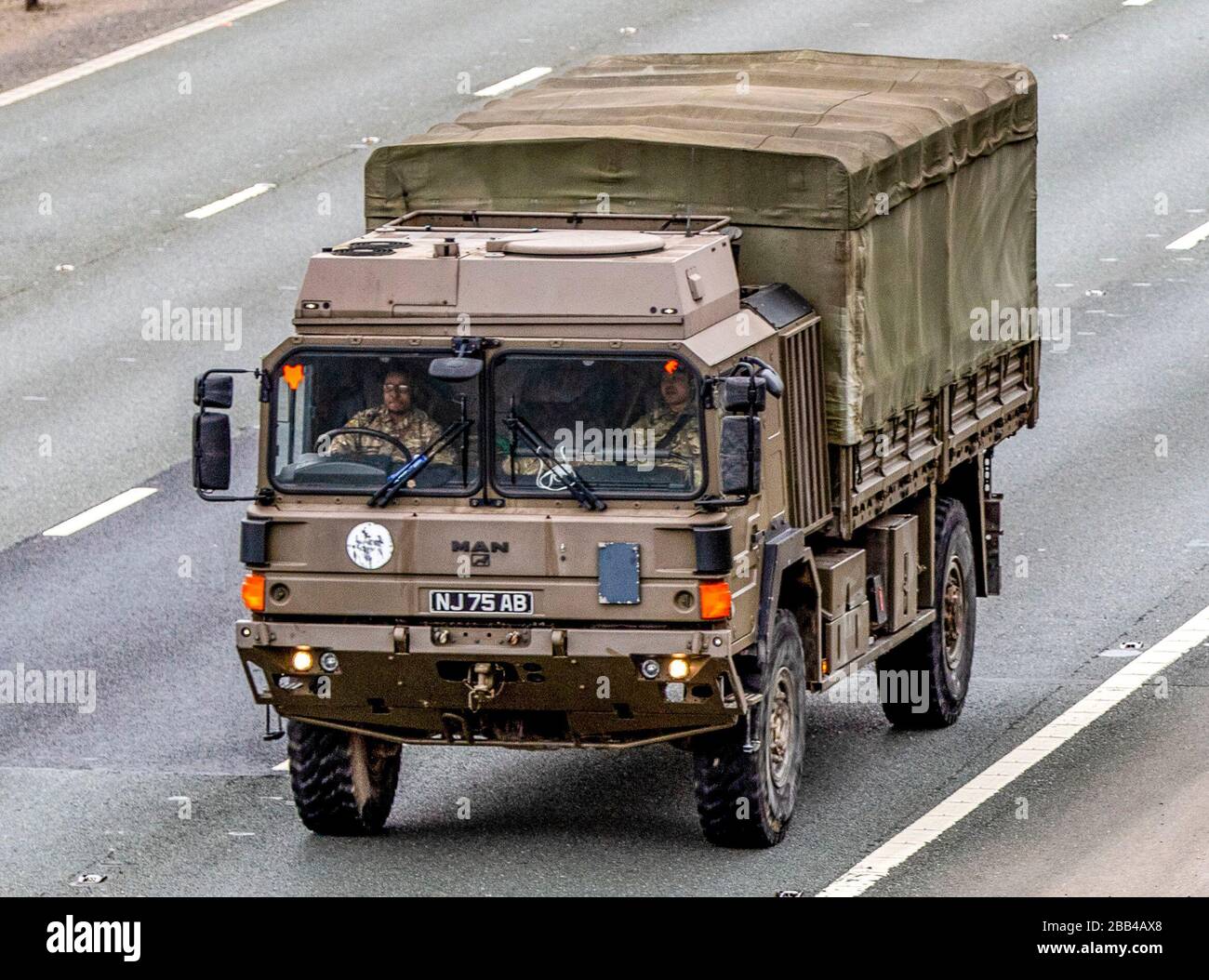 Un convoi de véhicules militaires fait monter le M6 alors que le Royaume-Uni continue à se verrouiller pour aider à freiner la propagation du coronavirus. Photo PA. Date de l'image: Lundi 30 mars 2020. Au total, 1 228 patients seraient décédés après avoir effectué des tests positifs pour le coronavirus au Royaume-Uni. Voir l'histoire de PA SANTÉ Coronavirus. Crédit photo devrait lire: Peter Byrne/PA Wire Banque D'Images