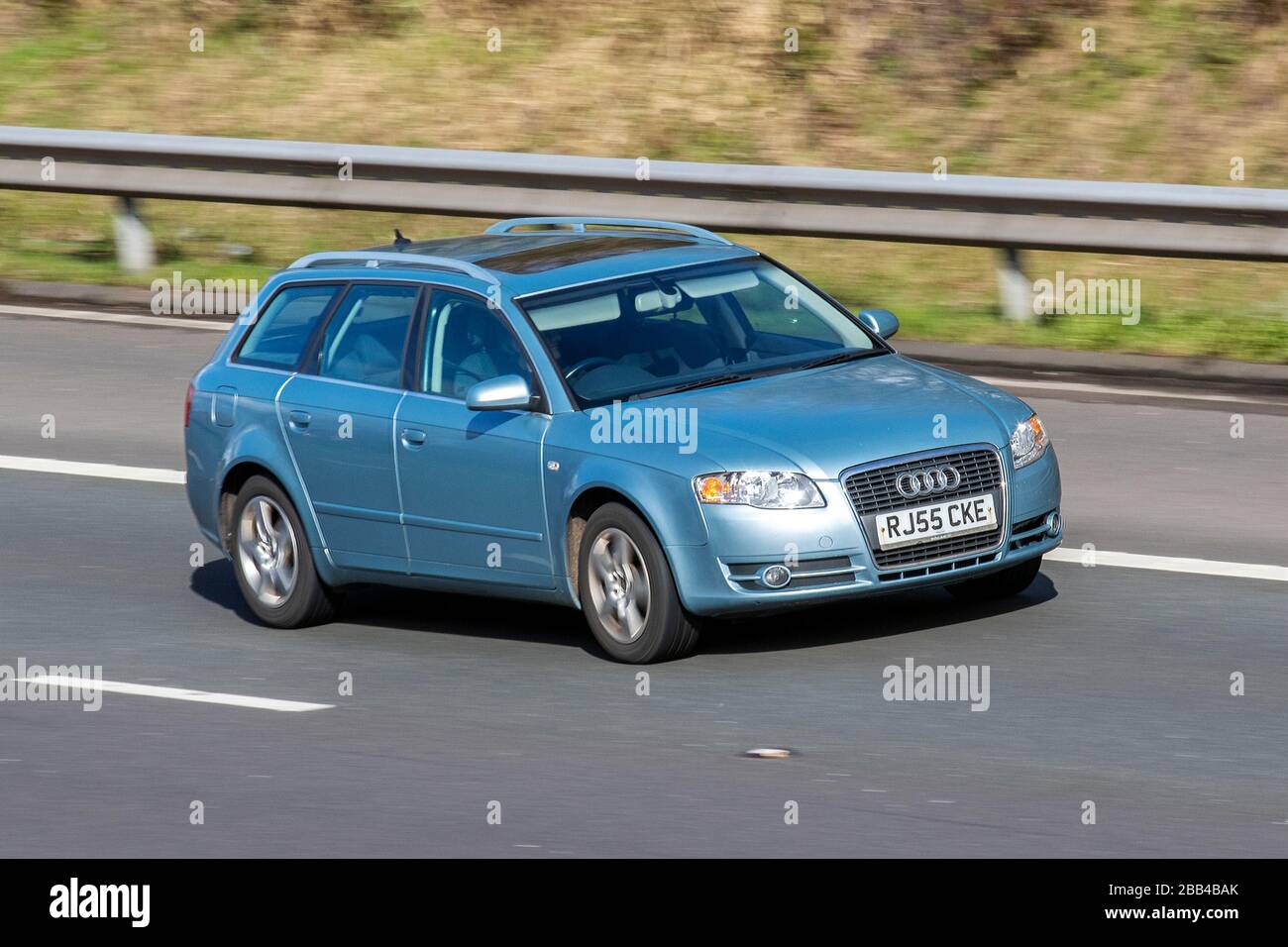 2005 Pearl Blue Metallic Audi A4 se TDI Estate ; trafic automobile, véhicules en mouvement, conduite de véhicule, routes, moteurs, voitures de sport allemandes circulant sur l'autoroute M6 Banque D'Images