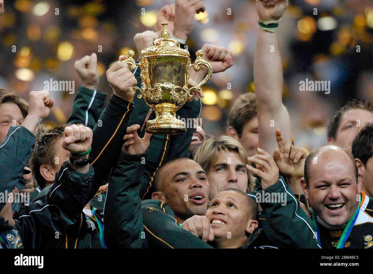 Le trophée Webb Ellis est organisé en toute sécurité par l'équipe sud-africaine. (Bryan Habana, OS du Randt). Angleterre contre Afrique du Sud. Finale de la coupe du monde de rugby. Stade de Banque D'Images