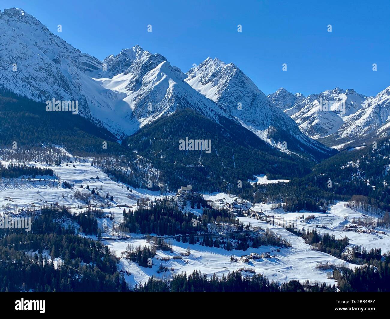 Vue sur le château de Tarasp (Schloss Tarasp) de Ftan à Engadin, Suisse Banque D'Images