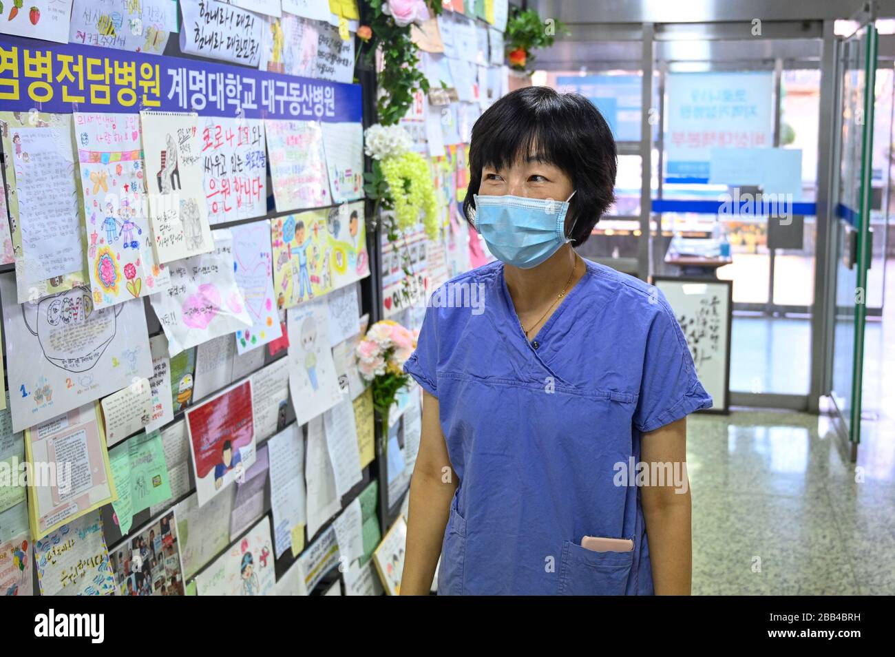 Daegu, Corée du Sud. 30 mars 2020. Une infirmière se tient à côté d'une exposition montrant des œuvres d'art pour enfants et des messages de soutien au Centre médical Dongsan de l'Université Keimyung, un hôpital de Daegu, en Corée du Sud qui traite les patients COVID-19, le mardi 24 mars 2020. Photo de Thomas Maresca/UPI crédit: UPI/Alay Live News Banque D'Images