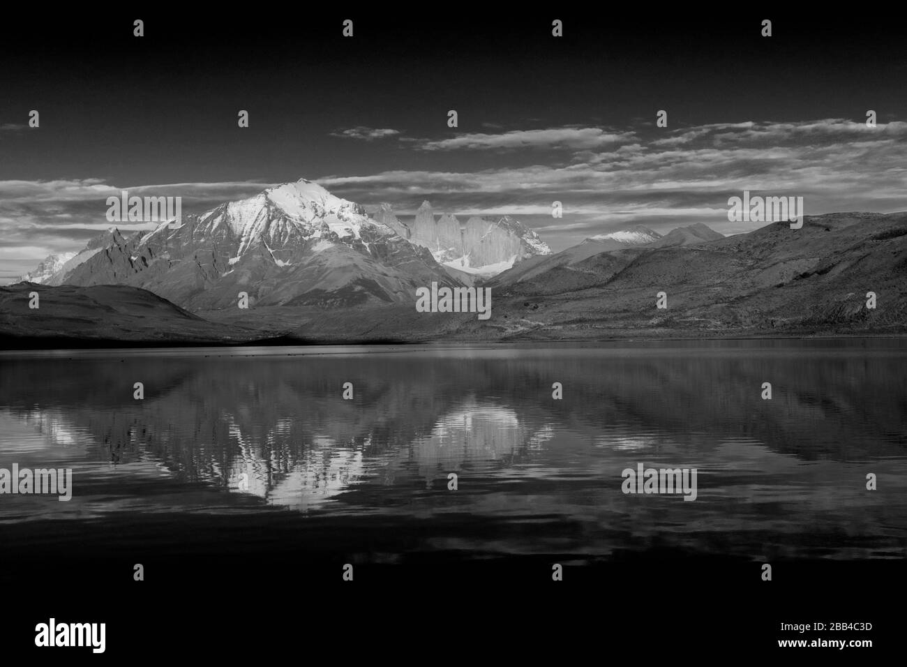 Lever du soleil sur les trois tours de Laguna Armaga, Parc National Torres de Paine, région de Magallanes, Patagonie, Chili, Amérique du Sud Banque D'Images