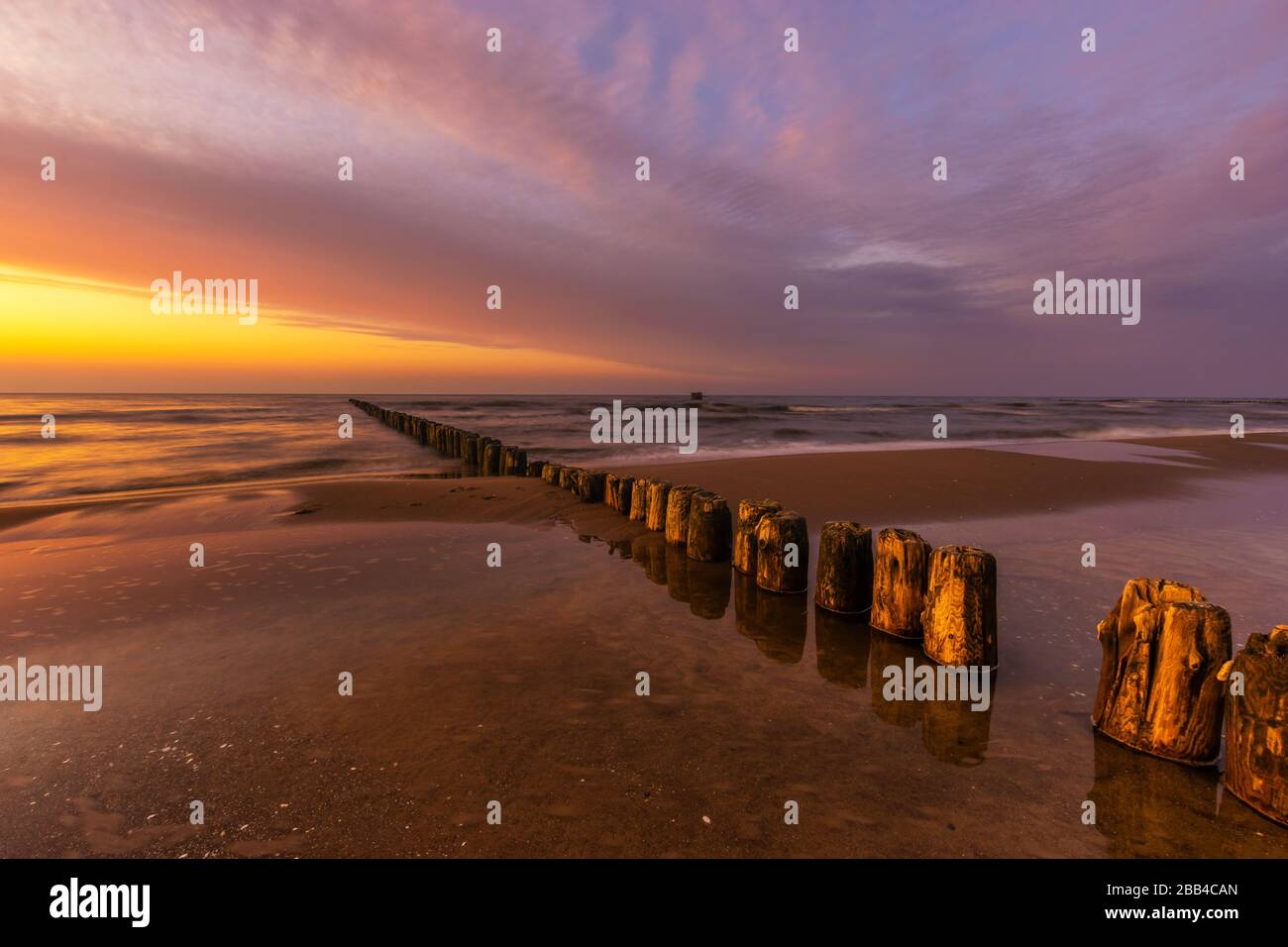 Magnifique coucher de soleil coloré sur la mer Baltique Banque D'Images