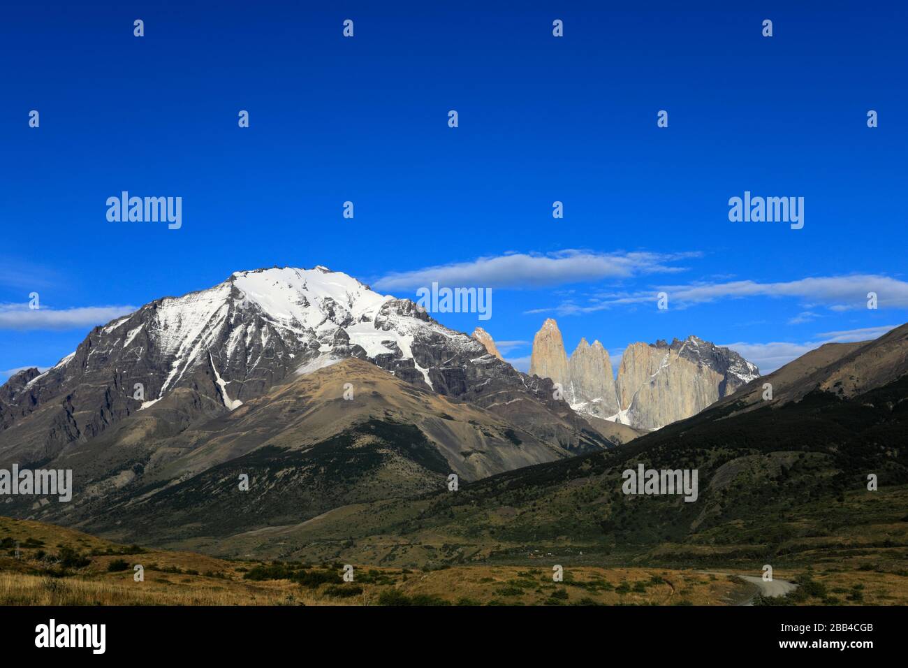 Vue sur les trois tours, le parc national de Torres de Paine, la région de Magallanes, la Patagonie, le Chili, l'Amérique du Sud Banque D'Images