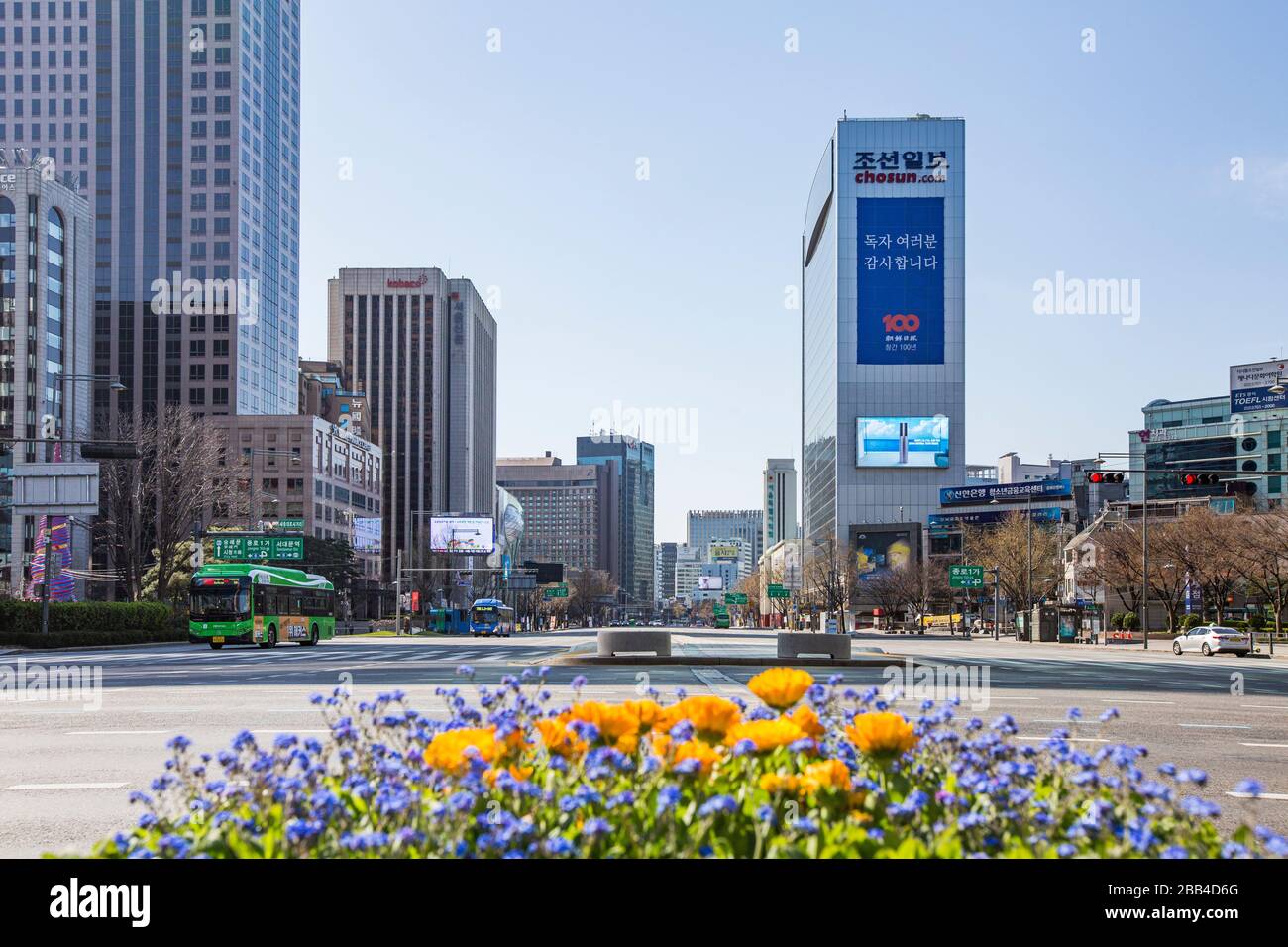 Séoul, Corée-29 mars 2020 : C'est un calme dans la rue Seojong selon l'avis de distanciation sociale en raison de la pandémie du virus corona. Banque D'Images