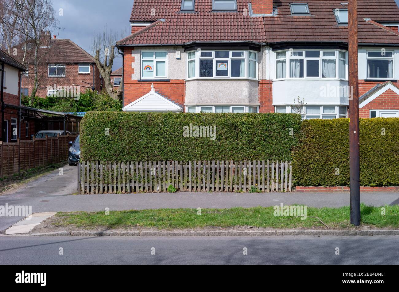 Meanwood, Leeds, Royaume-Uni. 30 mars 2020 les familles ont créé des arcs-en-ciel pour leurs fenêtres afin d'encourager les passants à Leeds pendant la pandémie de coronavirus. Crédit : © Garry Clarkson/BMT/Alay Live News Banque D'Images