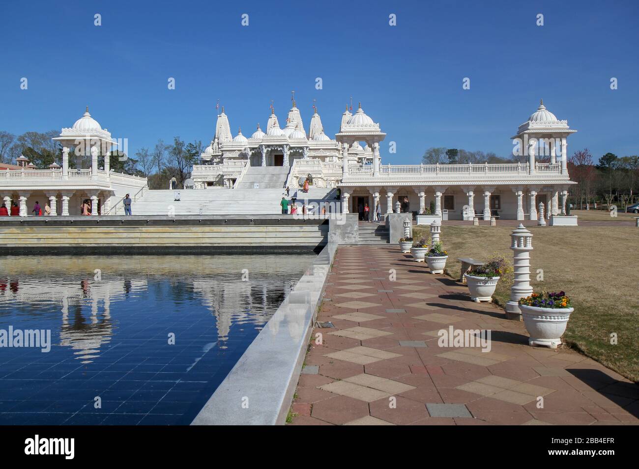 Vue sur une piscine réfléchissante de BAPS Shri Swaminarayan Mandir, un temple hindou près d'Atlanta, à Lilburn, Géorgie, États-Unis Banque D'Images