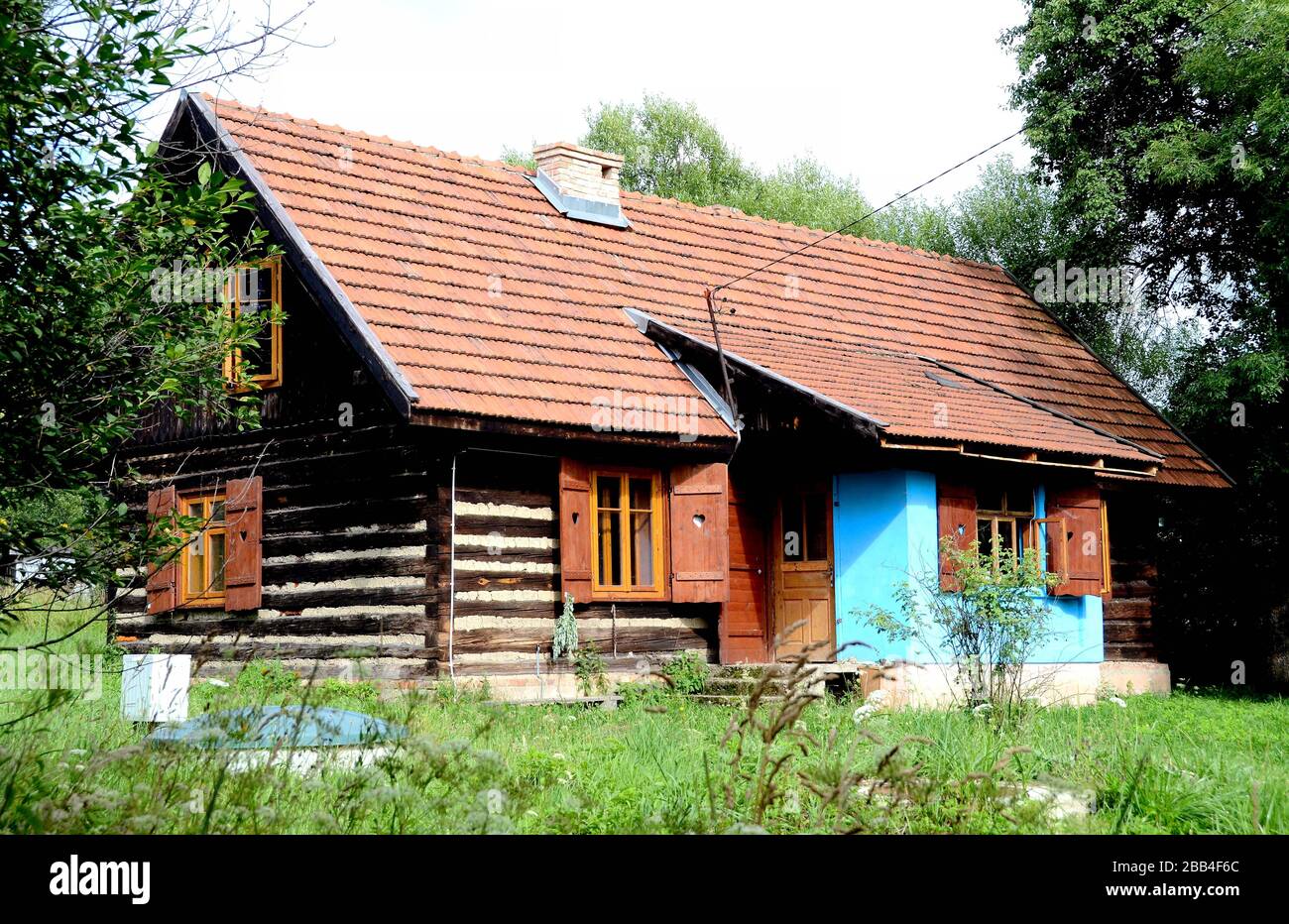 Un ancien chalet rural en bois dans les Carpates avec un porche et volets dans le désert Banque D'Images